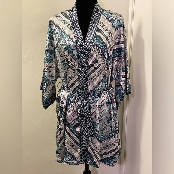 VICTORIA'S SECRET‎ NWOT Kimono Robe - Picture 1 of 4